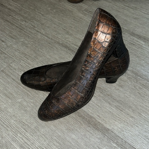 Stuart Weitzman Shiny Dark brown snakeskin heels - Picture 1 of 8